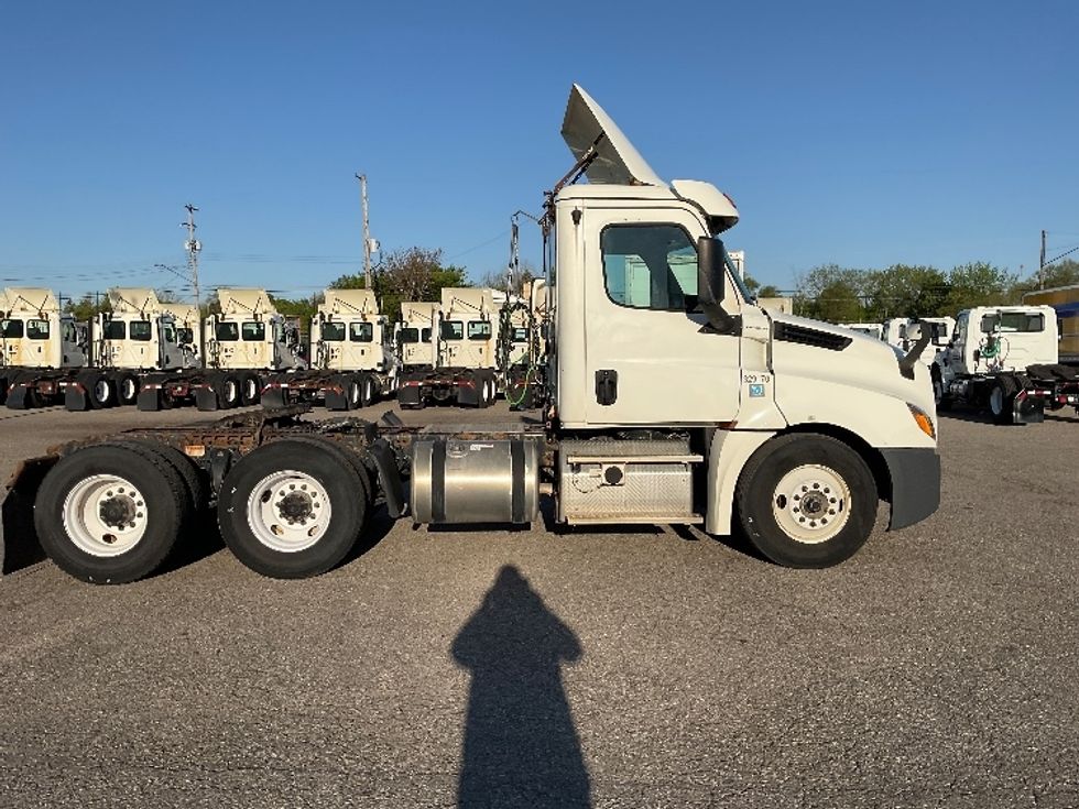 Day Cab Tractor-Heavy Duty Tractors-Freightliner-2019-T12664ST-Flint-MI-584,016\n\t\tmiles-$ 31,750 - Image 8