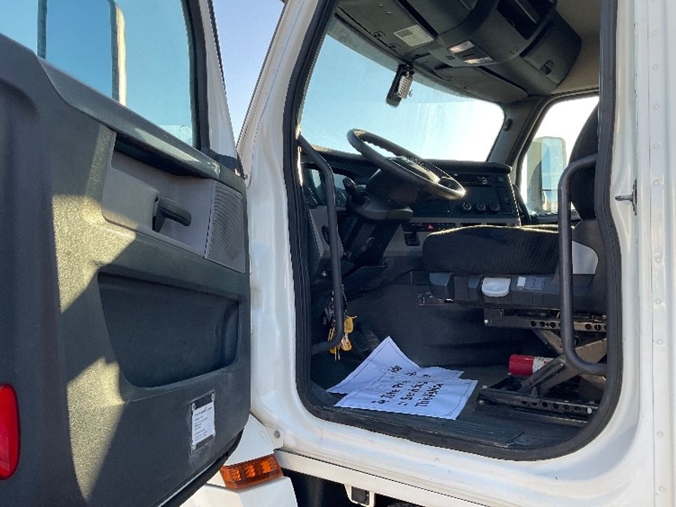 Day Cab Tractor-Heavy Duty Tractors-Freightliner-2019-T12664ST-Flint-MI-584,016\n\t\tmiles-$ 31,750 - Image 9