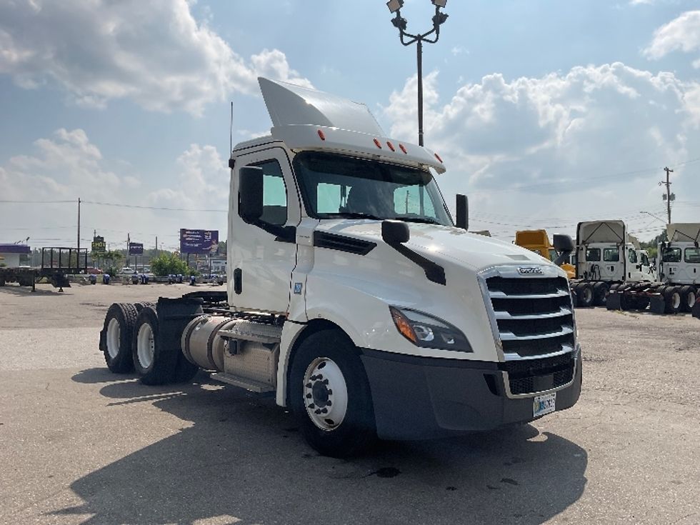 Day Cab Tractor-Heavy Duty Tractors-Freightliner-2019-T12664ST-Flint-MI-595,502\n\t\tmiles-$ 30,750 - Image 1