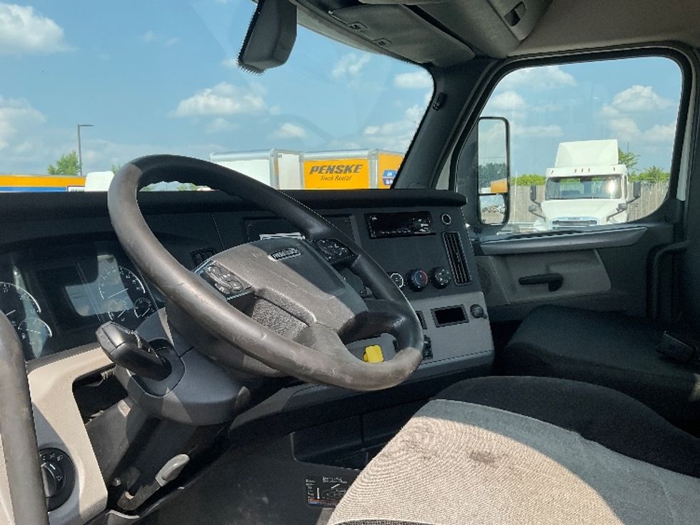 Day Cab Tractor-Heavy Duty Tractors-Freightliner-2019-T12664ST-Flint-MI-595,502\n\t\tmiles-$ 30,750 - Image 10