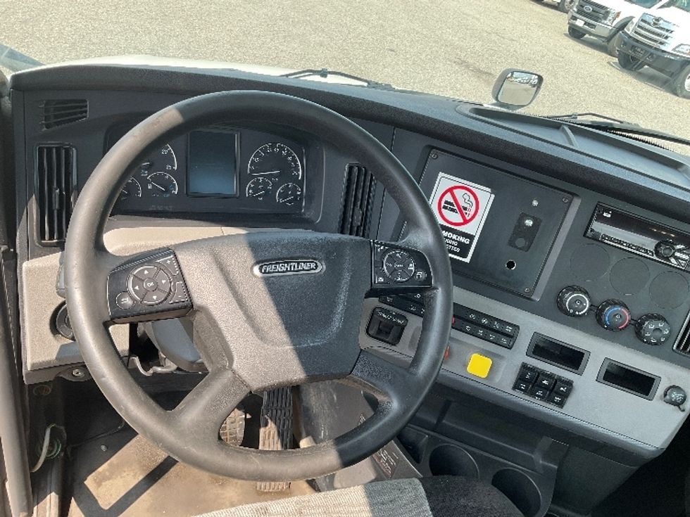 Day Cab Tractor-Heavy Duty Tractors-Freightliner-2019-T12664ST-Flint-MI-595,502\n\t\tmiles-$ 30,750 - Image 11
