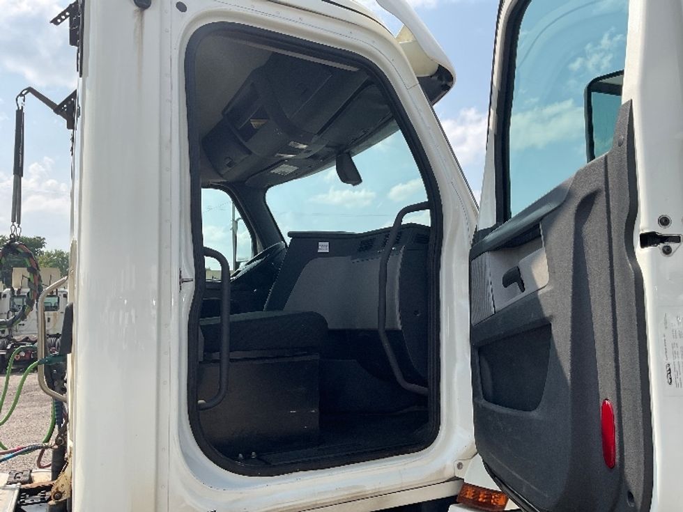 Day Cab Tractor-Heavy Duty Tractors-Freightliner-2019-T12664ST-Flint-MI-595,502\n\t\tmiles-$ 30,750 - Image 12