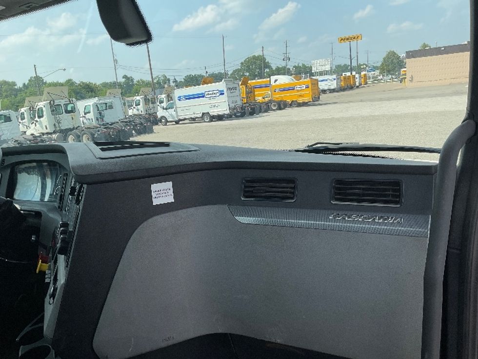 Day Cab Tractor-Heavy Duty Tractors-Freightliner-2019-T12664ST-Flint-MI-595,502\n\t\tmiles-$ 30,750 - Image 13