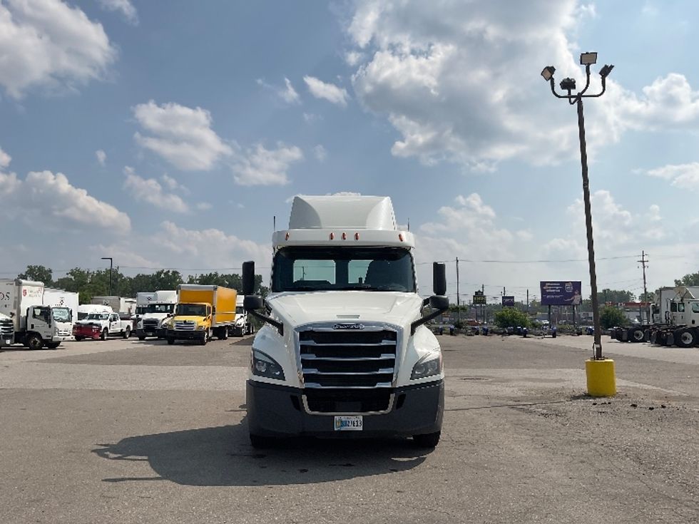 Day Cab Tractor-Heavy Duty Tractors-Freightliner-2019-T12664ST-Flint-MI-595,502\n\t\tmiles-$ 30,750 - Image 2