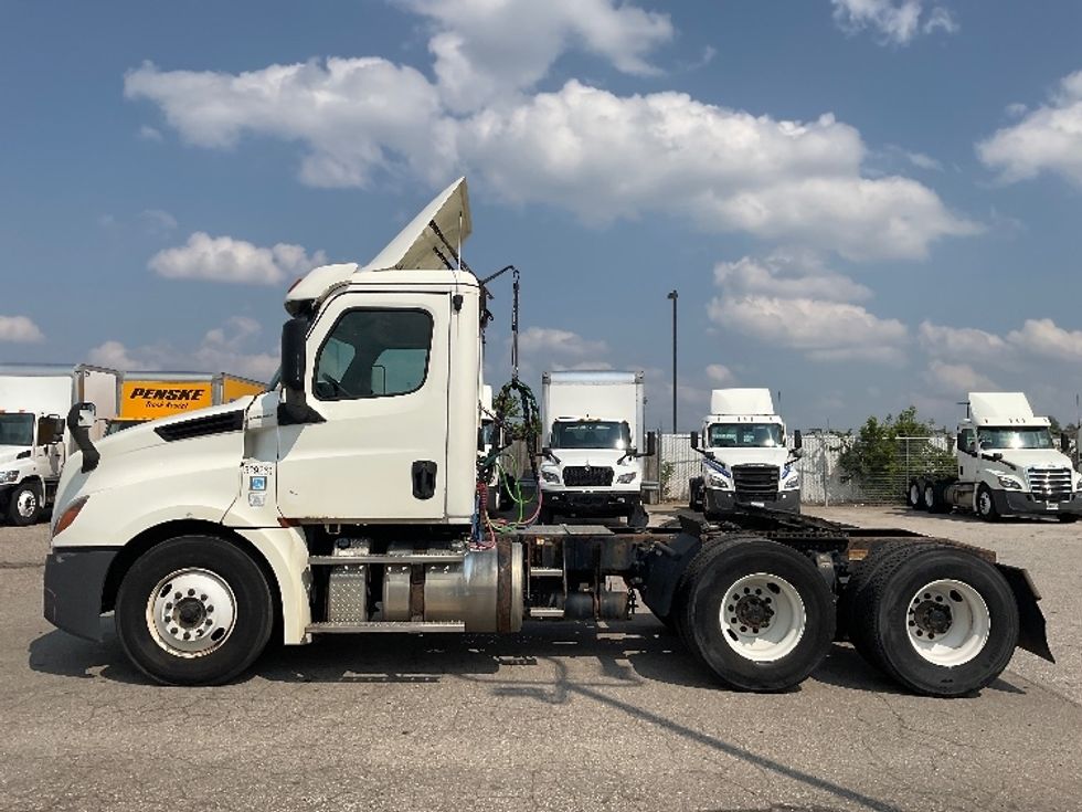 Day Cab Tractor-Heavy Duty Tractors-Freightliner-2019-T12664ST-Flint-MI-595,502\n\t\tmiles-$ 30,750 - Image 4