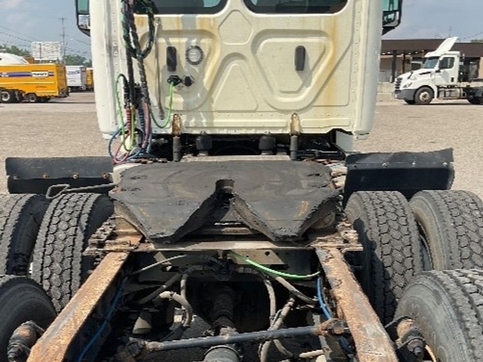 Day Cab Tractor-Heavy Duty Tractors-Freightliner-2019-T12664ST-Flint-MI-595,502\n\t\tmiles-$ 30,750 - Image 6