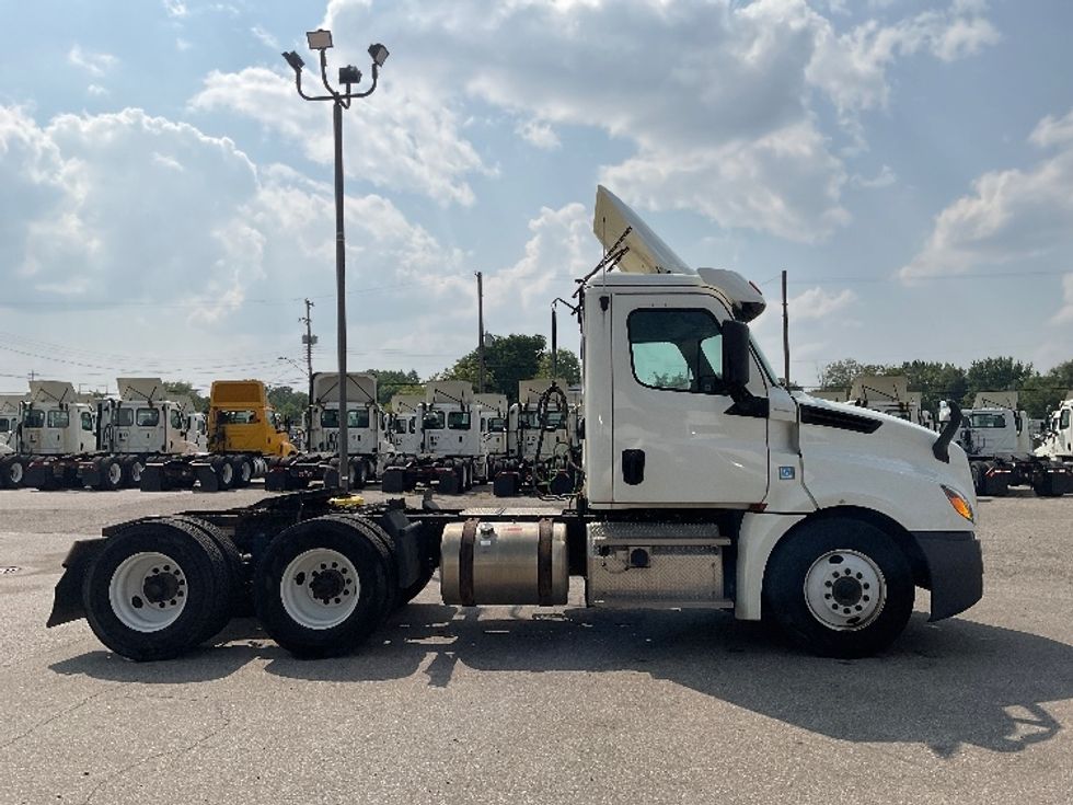 Day Cab Tractor-Heavy Duty Tractors-Freightliner-2019-T12664ST-Flint-MI-595,502\n\t\tmiles-$ 30,750 - Image 8