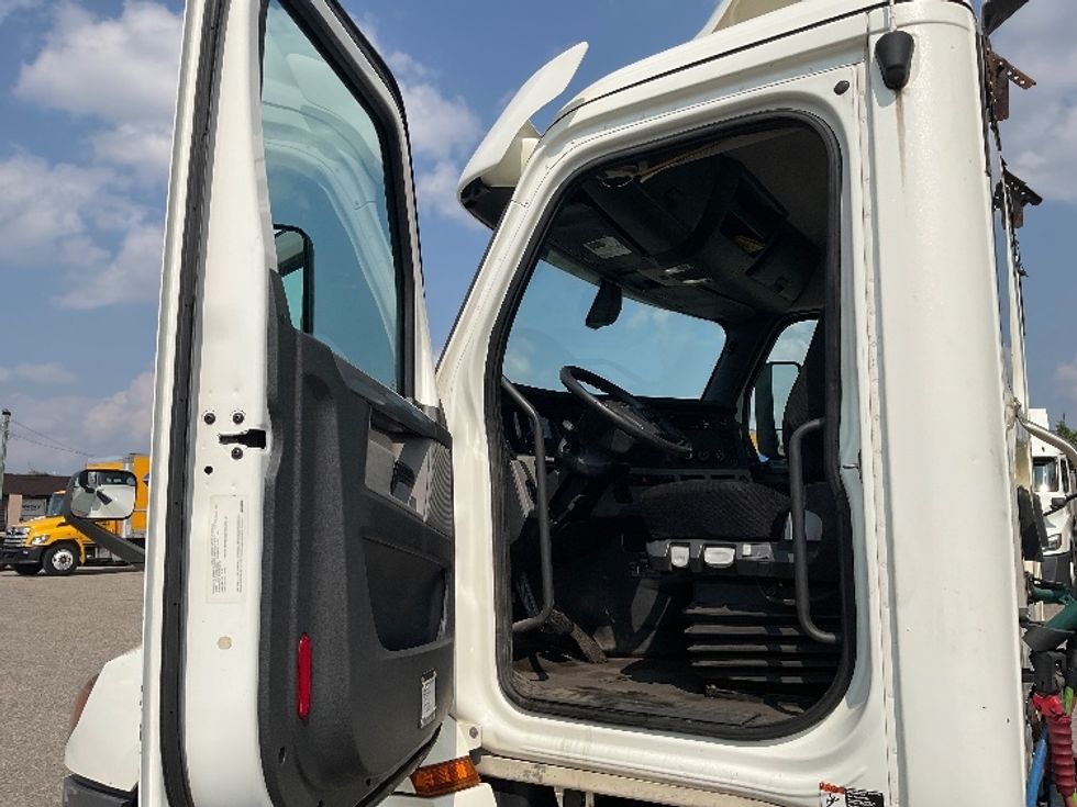 Day Cab Tractor-Heavy Duty Tractors-Freightliner-2019-T12664ST-Flint-MI-595,502\n\t\tmiles-$ 30,750 - Image 9