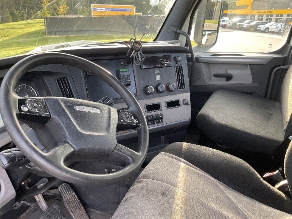 Day Cab Tractor-Heavy Duty Tractors-Freightliner-2019-T12664ST-Flint-MI-600,712\n\t\tmiles-$ 27,750 - Image 10