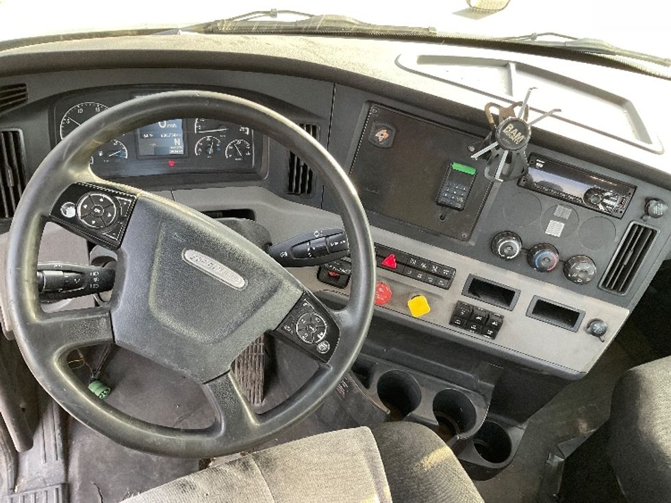 Day Cab Tractor-Heavy Duty Tractors-Freightliner-2019-T12664ST-Flint-MI-600,712\n\t\tmiles-$ 27,750 - Image 11