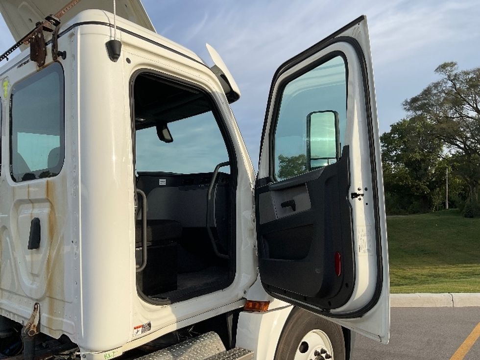 Day Cab Tractor-Heavy Duty Tractors-Freightliner-2019-T12664ST-Flint-MI-600,712\n\t\tmiles-$ 27,750 - Image 12