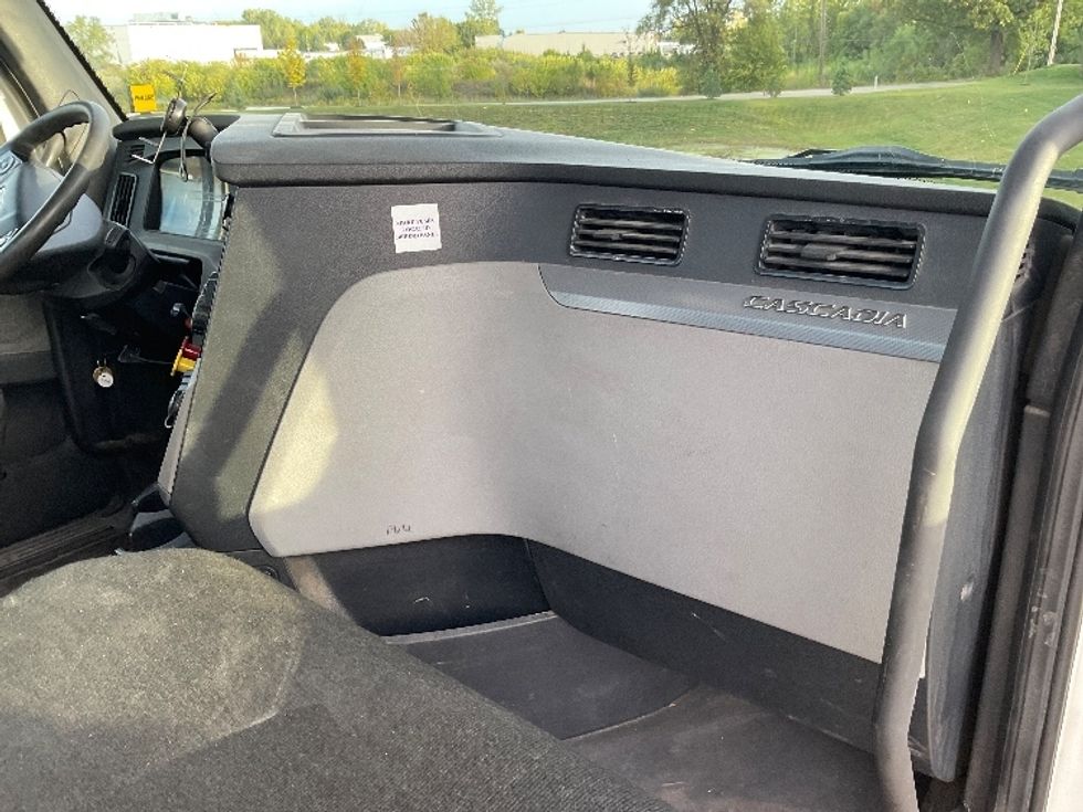 Day Cab Tractor-Heavy Duty Tractors-Freightliner-2019-T12664ST-Flint-MI-600,712\n\t\tmiles-$ 27,750 - Image 13