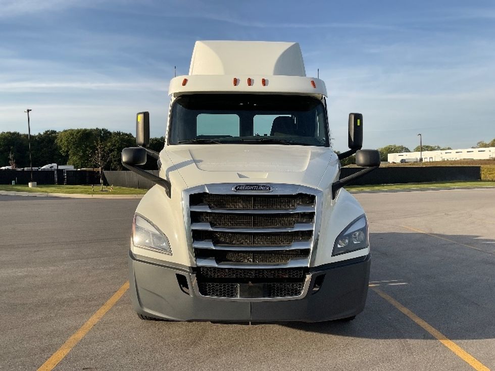 Day Cab Tractor-Heavy Duty Tractors-Freightliner-2019-T12664ST-Flint-MI-600,712\n\t\tmiles-$ 27,750 - Image 2