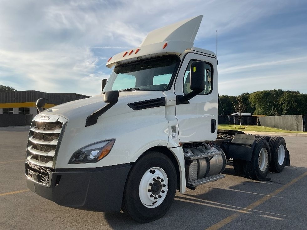 Day Cab Tractor-Heavy Duty Tractors-Freightliner-2019-T12664ST-Flint-MI-600,712\n\t\tmiles-$ 27,750 - Image 3