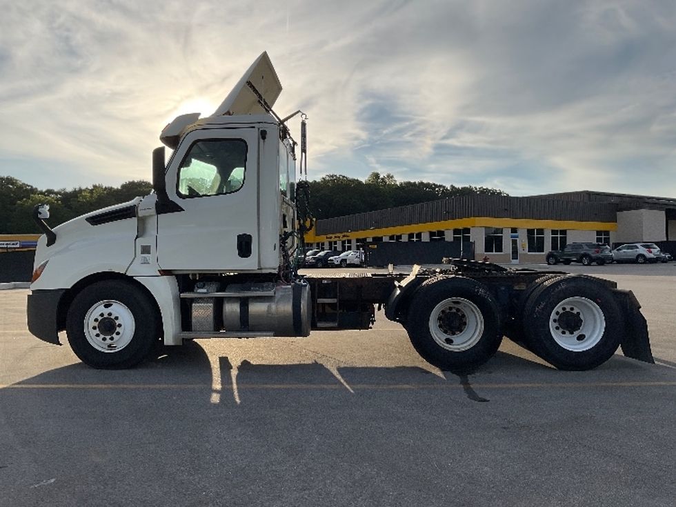 Day Cab Tractor-Heavy Duty Tractors-Freightliner-2019-T12664ST-Flint-MI-600,712\n\t\tmiles-$ 27,750 - Image 4