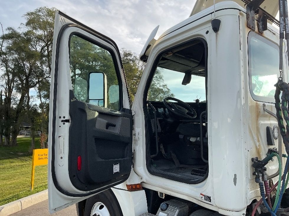 Day Cab Tractor-Heavy Duty Tractors-Freightliner-2019-T12664ST-Flint-MI-600,712\n\t\tmiles-$ 27,750 - Image 9