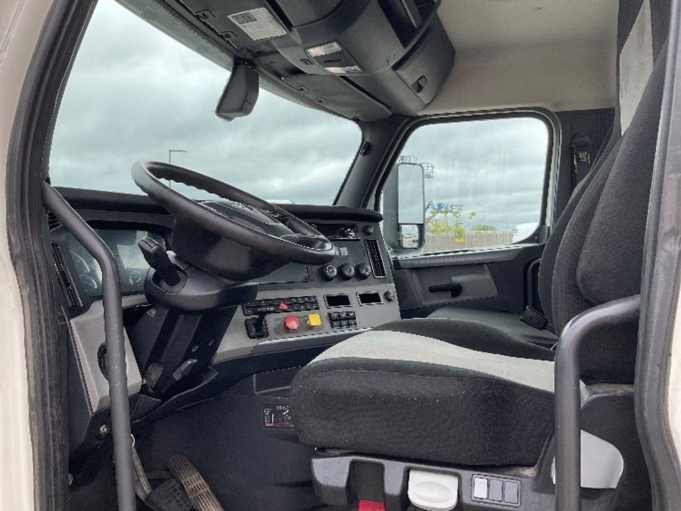 Day Cab Tractor-Heavy Duty Tractors-Freightliner-2019-T12664ST-Flint-MI-607,198\n\t\tmiles-$ 29,750 - Image 10