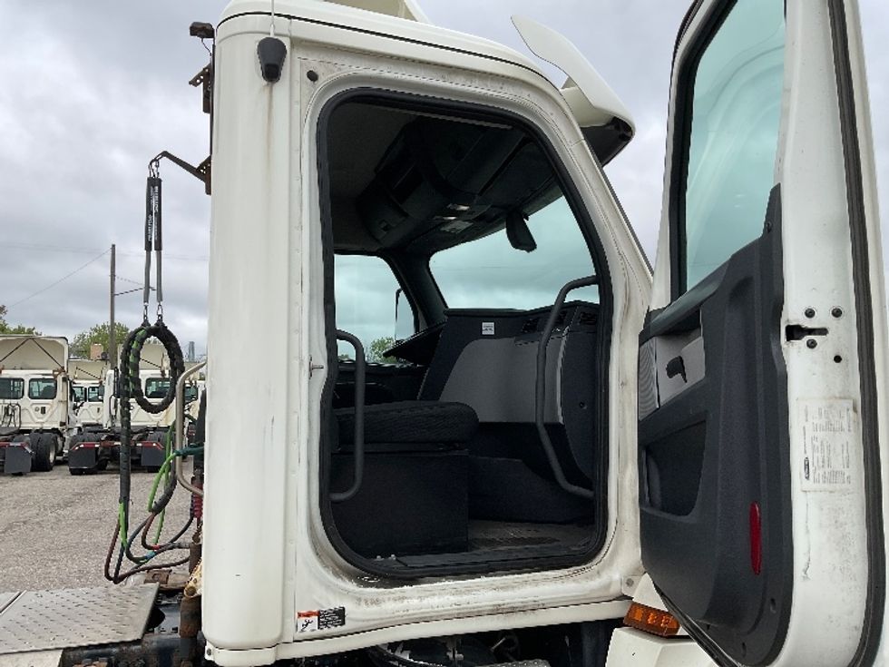 Day Cab Tractor-Heavy Duty Tractors-Freightliner-2019-T12664ST-Flint-MI-607,198\n\t\tmiles-$ 29,750 - Image 12