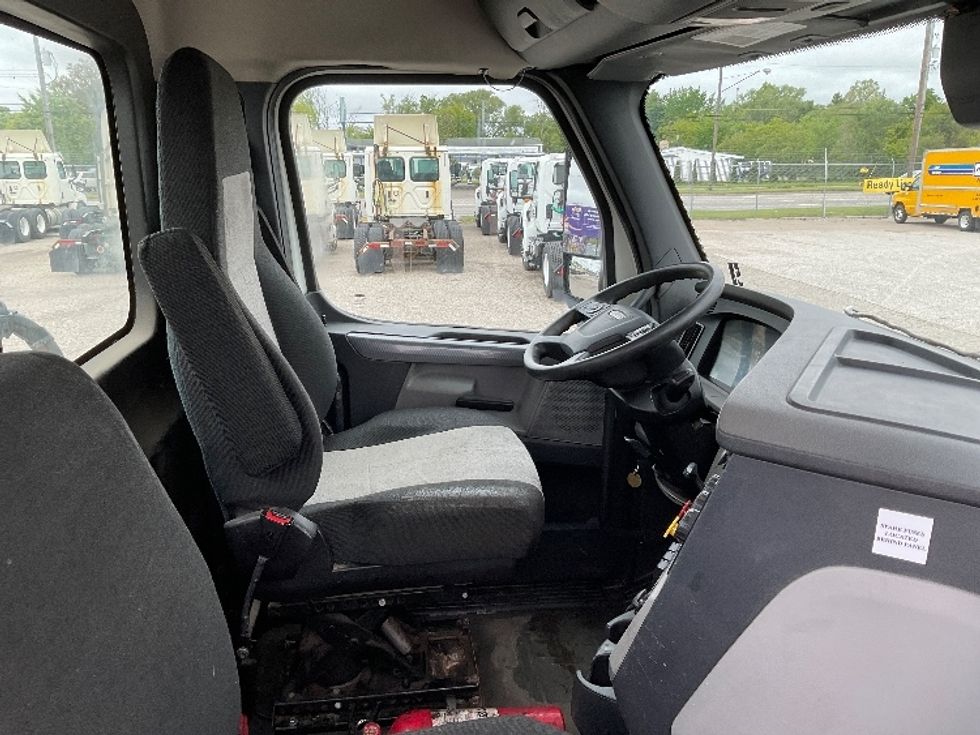 Day Cab Tractor-Heavy Duty Tractors-Freightliner-2019-T12664ST-Flint-MI-607,198\n\t\tmiles-$ 29,750 - Image 14