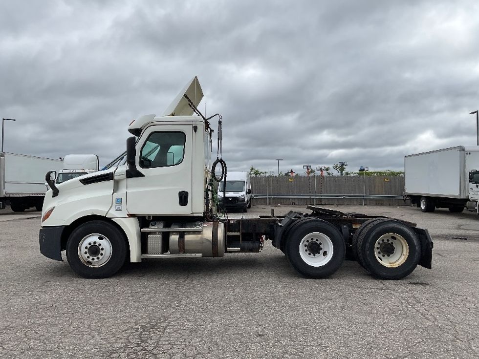 Day Cab Tractor-Heavy Duty Tractors-Freightliner-2019-T12664ST-Flint-MI-607,198\n\t\tmiles-$ 29,750 - Image 4
