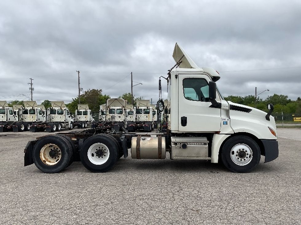 Day Cab Tractor-Heavy Duty Tractors-Freightliner-2019-T12664ST-Flint-MI-607,198\n\t\tmiles-$ 29,750 - Image 8