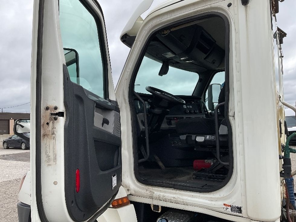 Day Cab Tractor-Heavy Duty Tractors-Freightliner-2019-T12664ST-Flint-MI-607,198\n\t\tmiles-$ 29,750 - Image 9