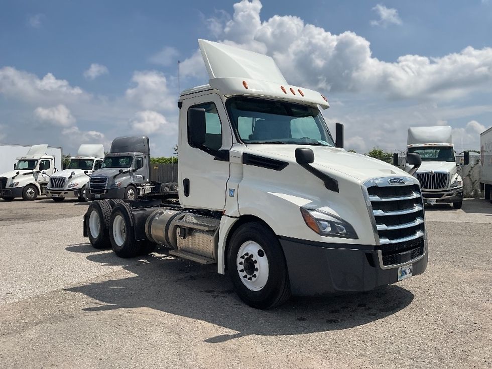 Day Cab Tractor-Heavy Duty Tractors-Freightliner-2019-T12664ST-Flint-MI-611,326\n\t\tmiles-$ 29,500 - Image 1