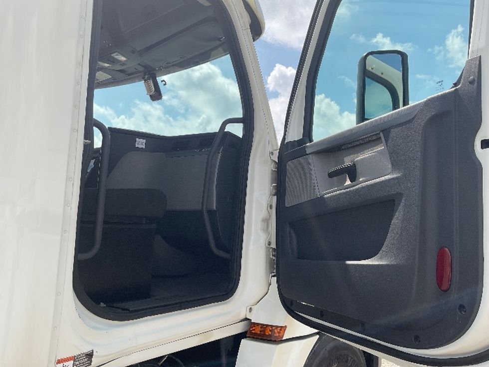 Day Cab Tractor-Heavy Duty Tractors-Freightliner-2019-T12664ST-Flint-MI-611,326\n\t\tmiles-$ 29,500 - Image 12