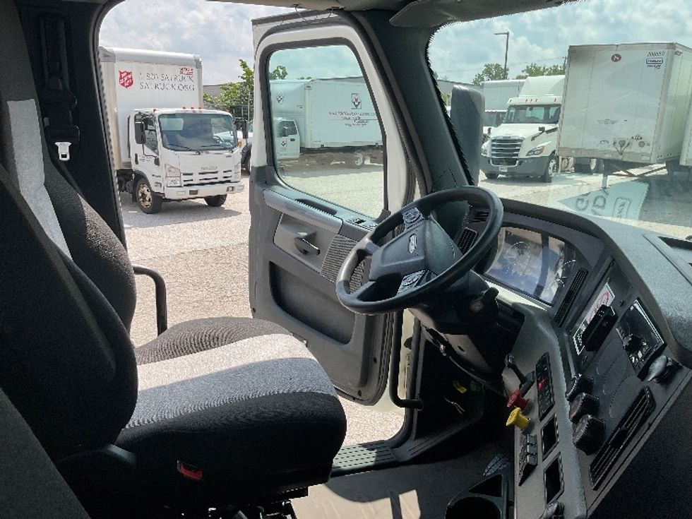 Day Cab Tractor-Heavy Duty Tractors-Freightliner-2019-T12664ST-Flint-MI-611,326\n\t\tmiles-$ 29,500 - Image 14