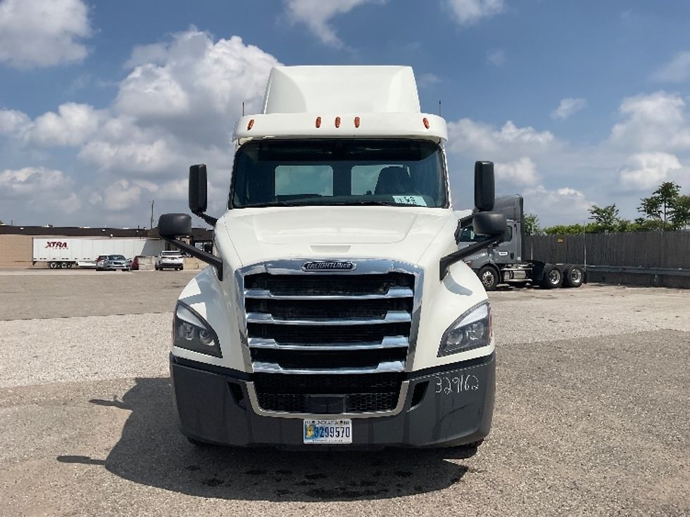 Day Cab Tractor-Heavy Duty Tractors-Freightliner-2019-T12664ST-Flint-MI-611,326\n\t\tmiles-$ 29,500 - Image 2