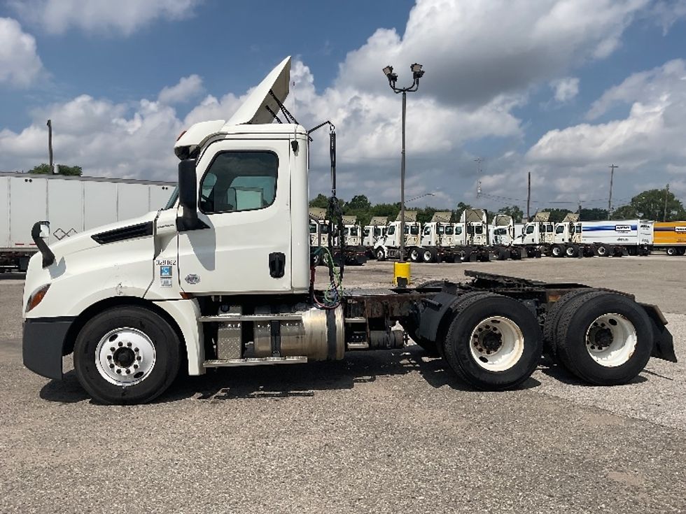 Day Cab Tractor-Heavy Duty Tractors-Freightliner-2019-T12664ST-Flint-MI-611,326\n\t\tmiles-$ 29,500 - Image 4