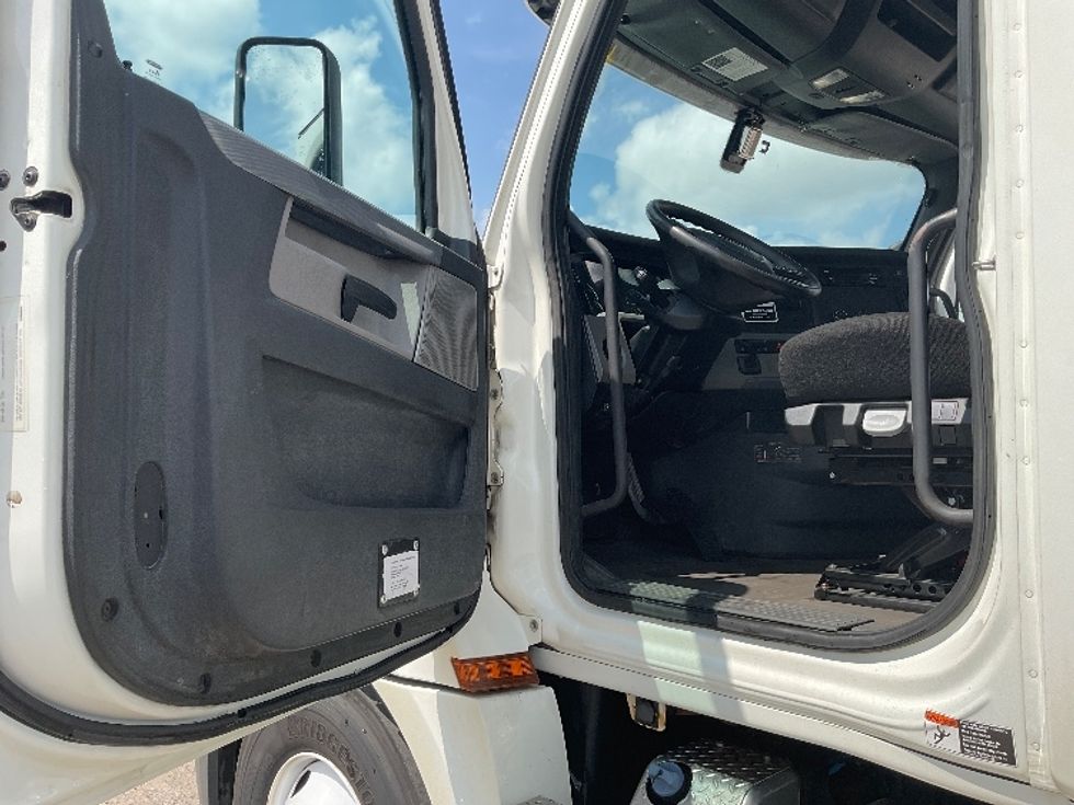 Day Cab Tractor-Heavy Duty Tractors-Freightliner-2019-T12664ST-Flint-MI-611,326\n\t\tmiles-$ 29,500 - Image 9