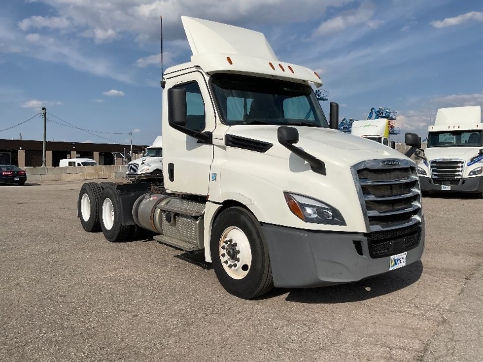 Day Cab Tractor-Heavy Duty Tractors-Freightliner-2019-T12664ST-Flint-MI-625,831\n\t\tmiles-$ 28,250 - Image 1