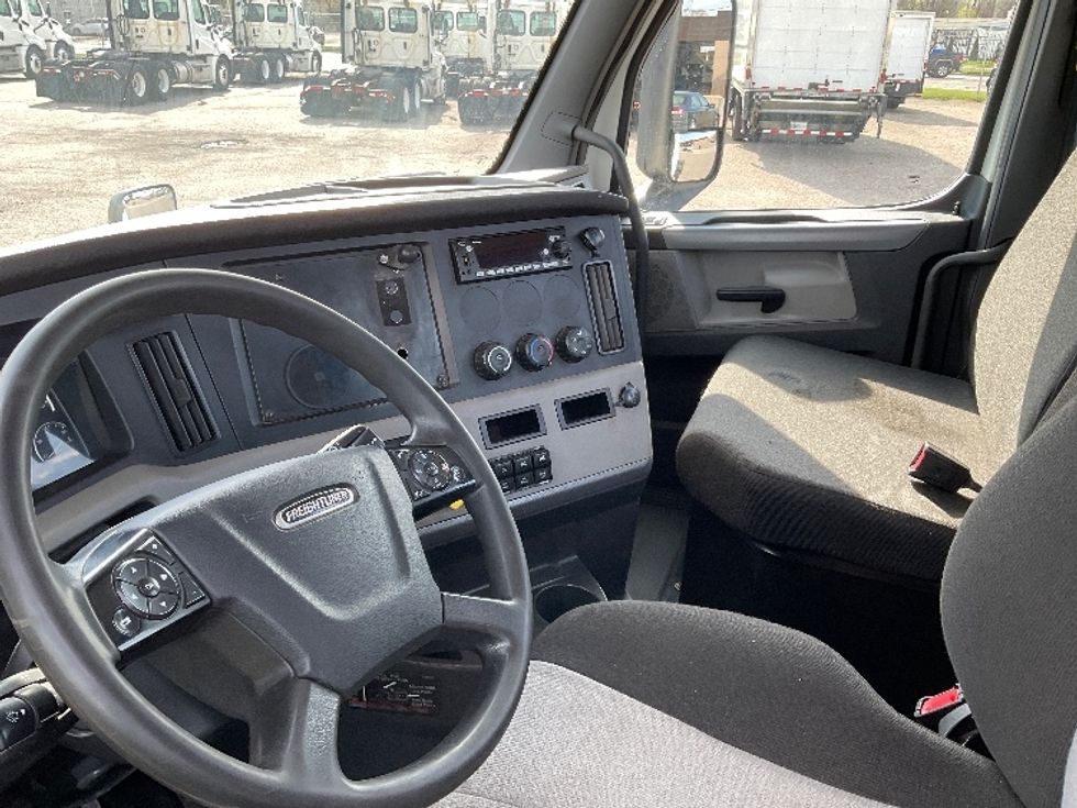 Day Cab Tractor-Heavy Duty Tractors-Freightliner-2019-T12664ST-Flint-MI-625,831\n\t\tmiles-$ 28,250 - Image 10