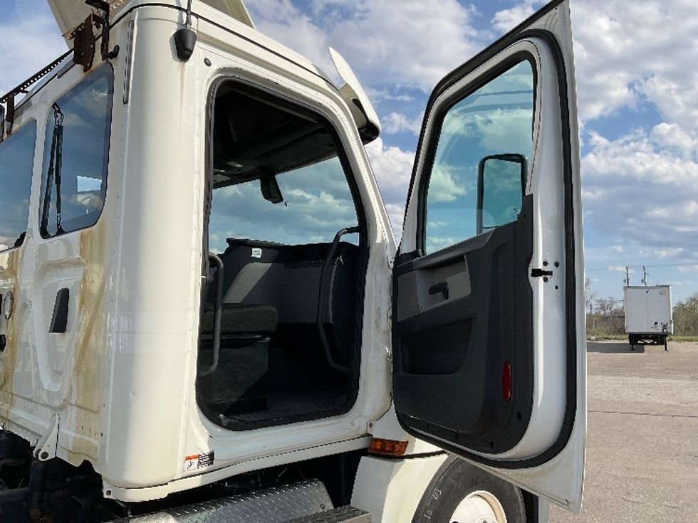 Day Cab Tractor-Heavy Duty Tractors-Freightliner-2019-T12664ST-Flint-MI-625,831\n\t\tmiles-$ 28,250 - Image 12