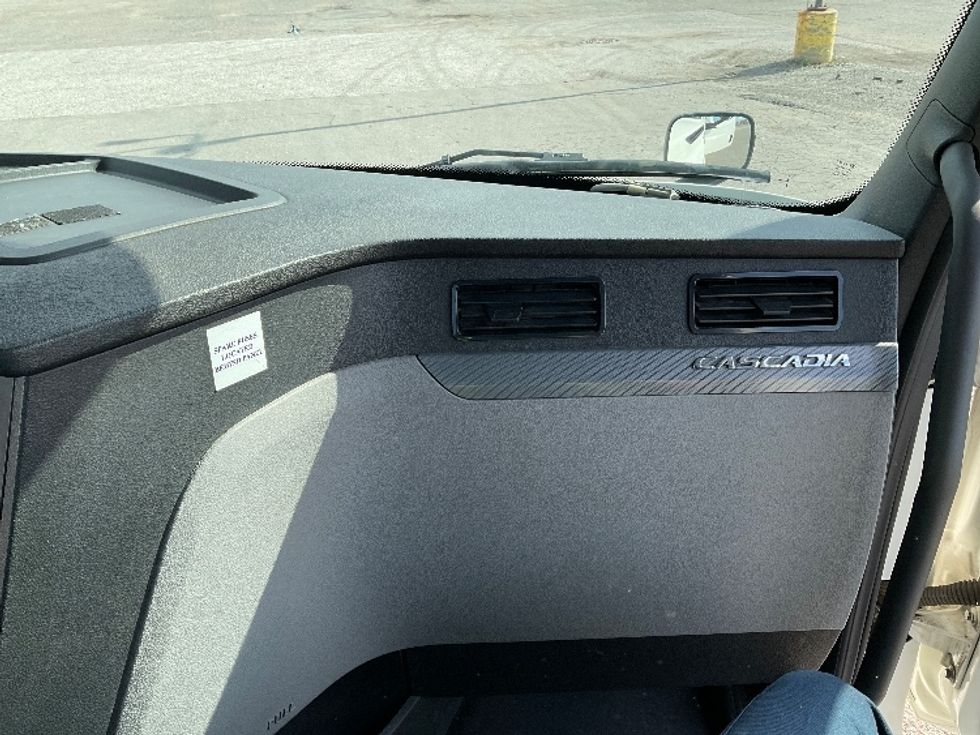 Day Cab Tractor-Heavy Duty Tractors-Freightliner-2019-T12664ST-Flint-MI-625,831\n\t\tmiles-$ 28,250 - Image 13