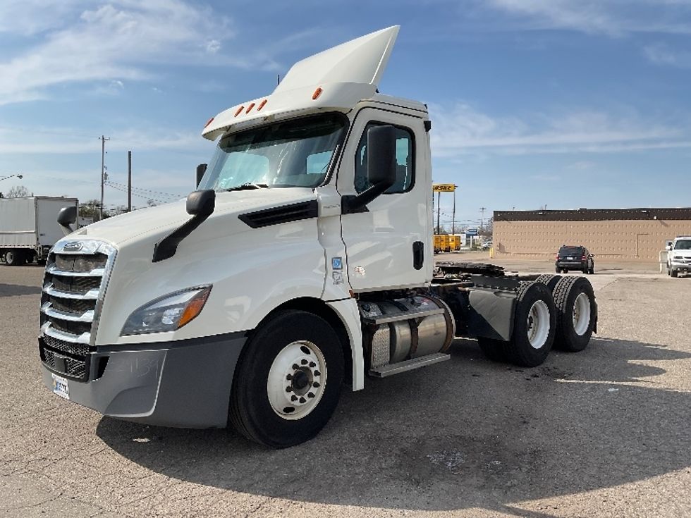 Day Cab Tractor-Heavy Duty Tractors-Freightliner-2019-T12664ST-Flint-MI-625,831\n\t\tmiles-$ 28,250 - Image 3