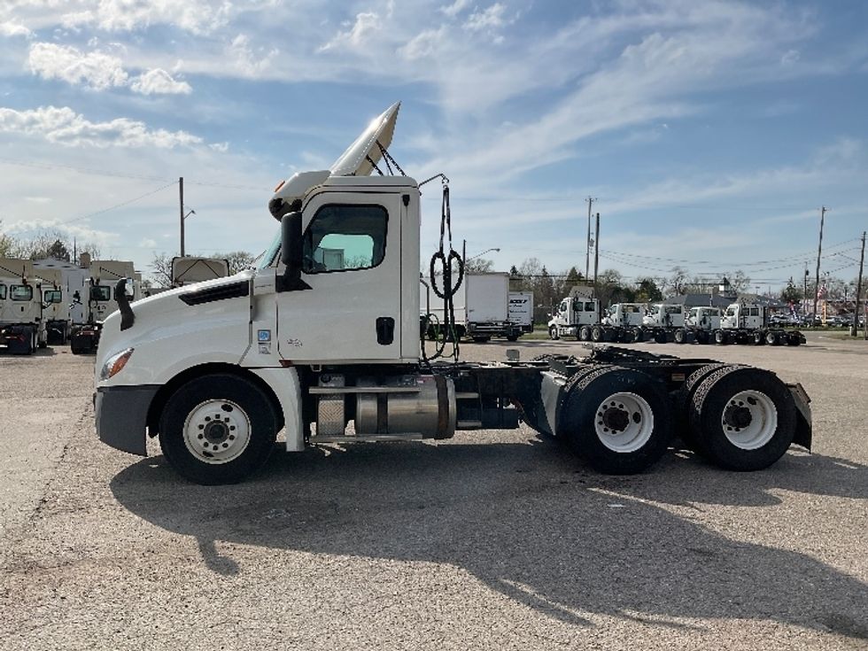 Day Cab Tractor-Heavy Duty Tractors-Freightliner-2019-T12664ST-Flint-MI-625,831\n\t\tmiles-$ 28,250 - Image 4