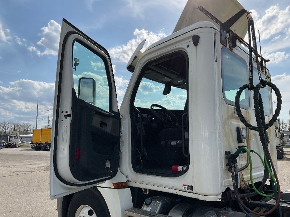 Day Cab Tractor-Heavy Duty Tractors-Freightliner-2019-T12664ST-Flint-MI-625,831\n\t\tmiles-$ 28,250 - Image 9