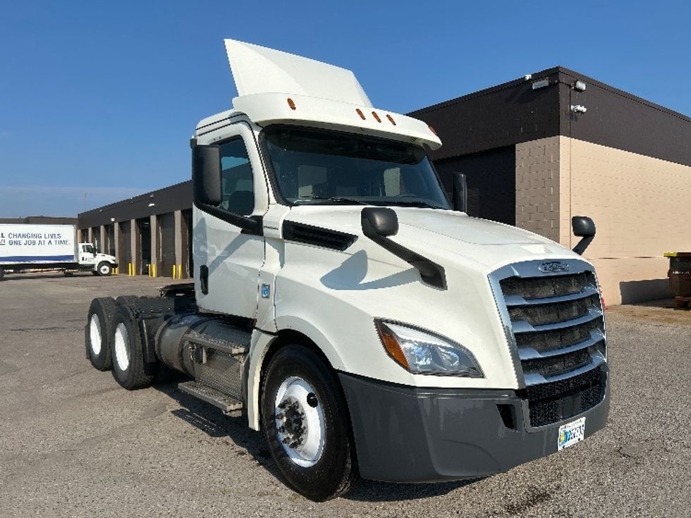 Day Cab Tractor-Heavy Duty Tractors-Freightliner-2019-T12664ST-Flint-MI-637,286\n\t\tmiles-$ 27,500 - Image 1