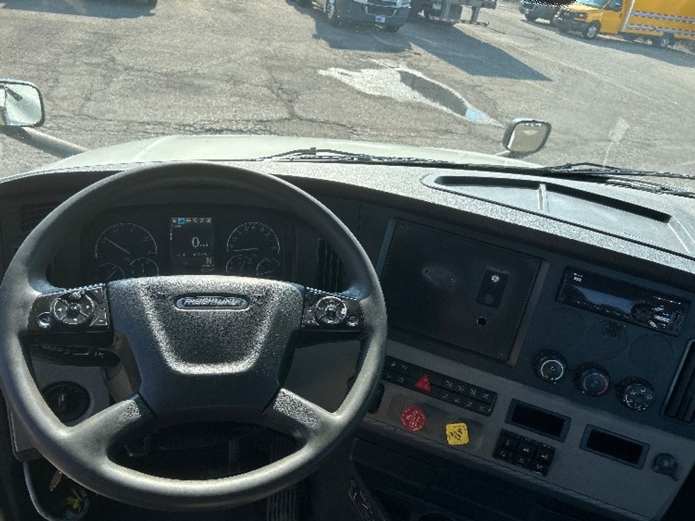 Day Cab Tractor-Heavy Duty Tractors-Freightliner-2019-T12664ST-Flint-MI-637,286\n\t\tmiles-$ 27,500 - Image 10