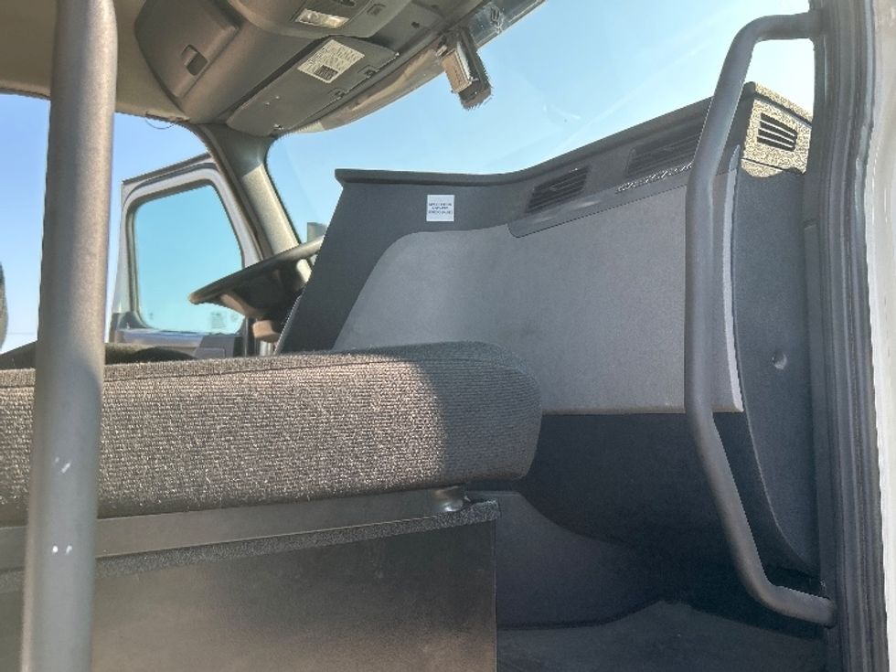 Day Cab Tractor-Heavy Duty Tractors-Freightliner-2019-T12664ST-Flint-MI-637,286\n\t\tmiles-$ 27,500 - Image 11