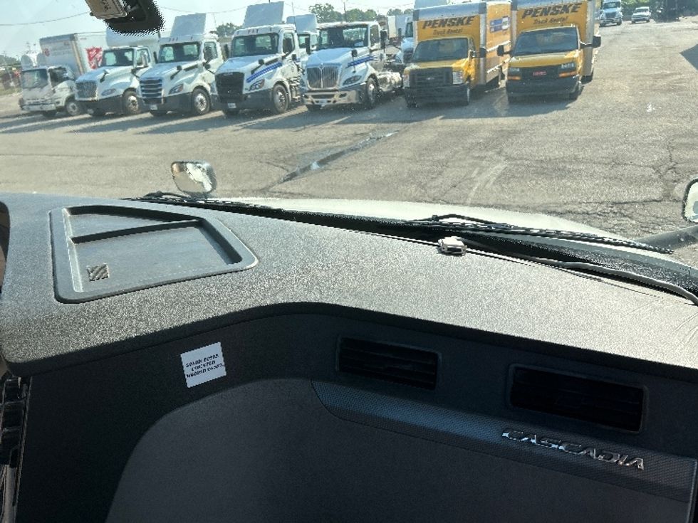 Day Cab Tractor-Heavy Duty Tractors-Freightliner-2019-T12664ST-Flint-MI-637,286\n\t\tmiles-$ 27,500 - Image 12