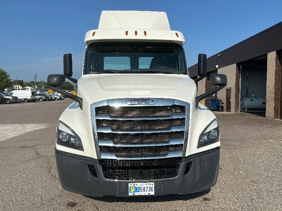Day Cab Tractor-Heavy Duty Tractors-Freightliner-2019-T12664ST-Flint-MI-637,286\n\t\tmiles-$ 27,500 - Image 2