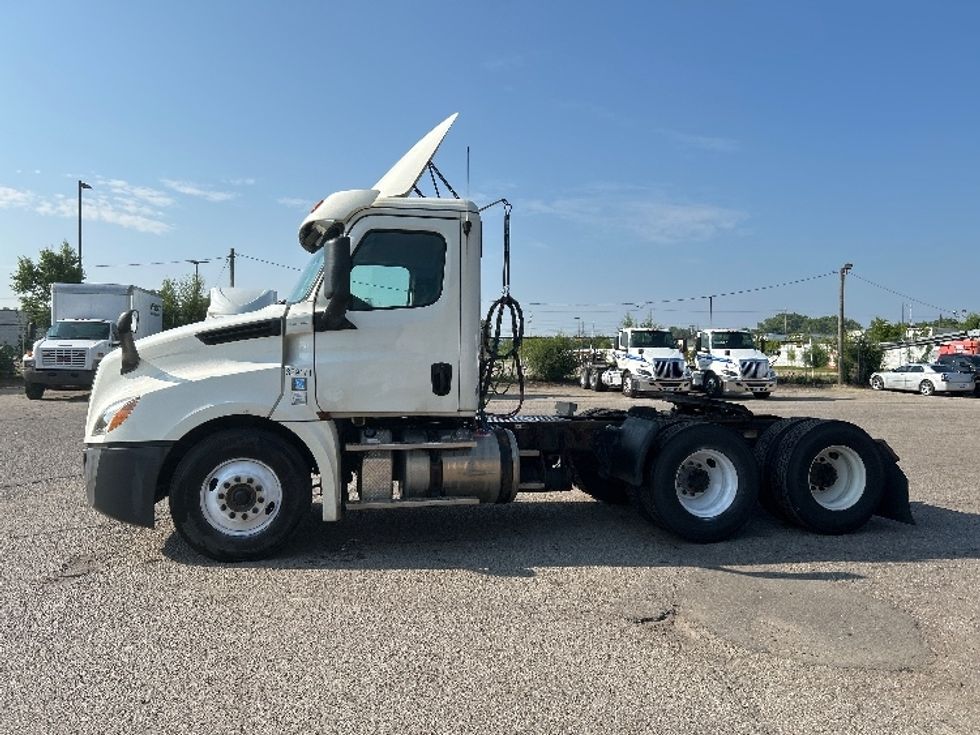 Day Cab Tractor-Heavy Duty Tractors-Freightliner-2019-T12664ST-Flint-MI-637,286\n\t\tmiles-$ 27,500 - Image 4