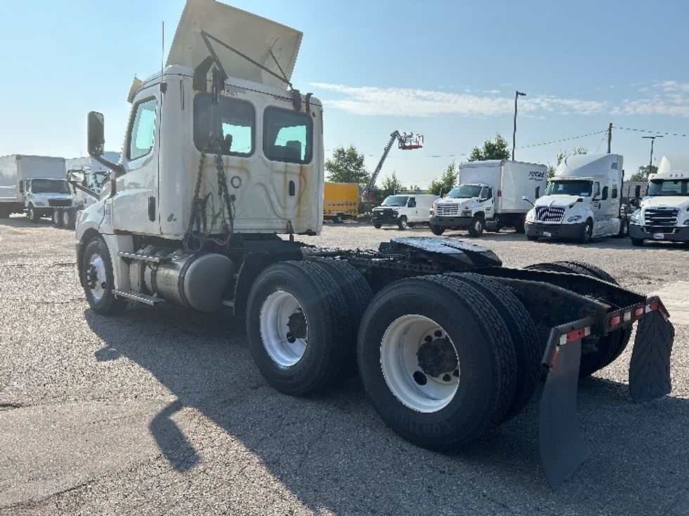 Day Cab Tractor-Heavy Duty Tractors-Freightliner-2019-T12664ST-Flint-MI-637,286\n\t\tmiles-$ 27,500 - Image 5