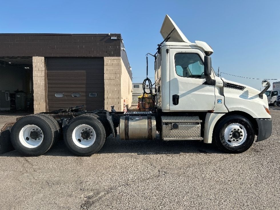 Day Cab Tractor-Heavy Duty Tractors-Freightliner-2019-T12664ST-Flint-MI-637,286\n\t\tmiles-$ 27,500 - Image 7