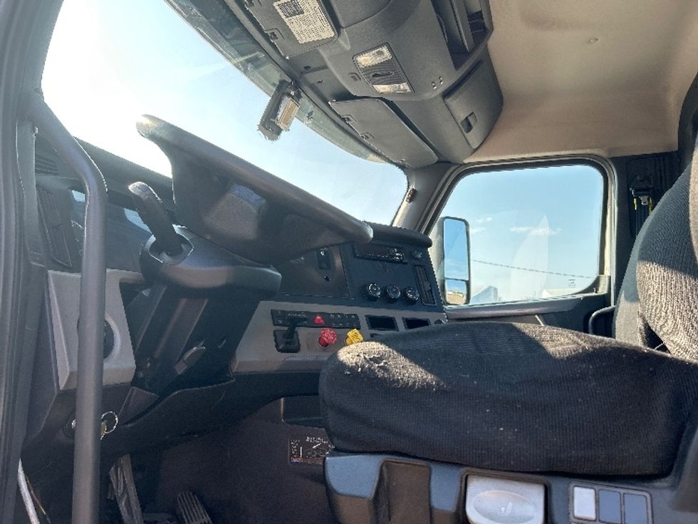 Day Cab Tractor-Heavy Duty Tractors-Freightliner-2019-T12664ST-Flint-MI-637,286\n\t\tmiles-$ 27,500 - Image 8