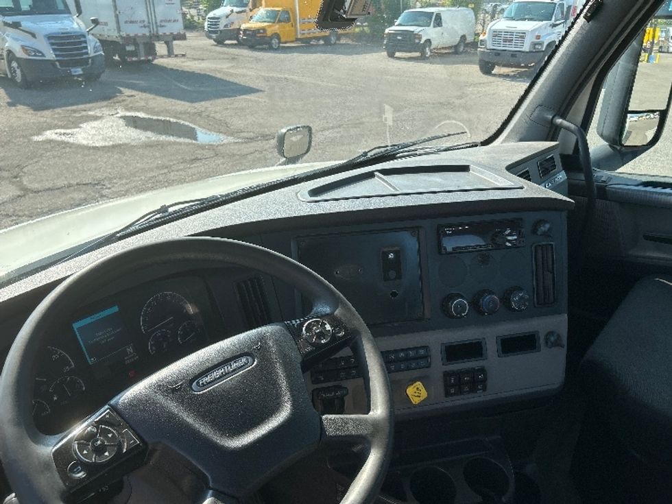 Day Cab Tractor-Heavy Duty Tractors-Freightliner-2019-T12664ST-Flint-MI-637,286\n\t\tmiles-$ 27,500 - Image 9