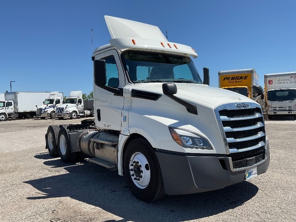 Day Cab Tractor-Heavy Duty Tractors-Freightliner-2019-T12664ST-Flint-MI-663,007\n\t\tmiles-$ 26,750 - Image 1